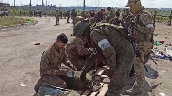 Ucraina, Mosca: “Presa Mariupol dopo la resa dei soldati dell’Azovstal”. Zelensky: “Nel Donbass è un inferno”