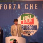 Ron Moss arriva alla convention di Forza Italia accolto sul palco da Tajani