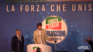 Ron Moss arriva alla convention di Forza Italia accolto sul palco da Tajani