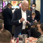 Usa: il presidente Biden visita le truppe alla base aerea di Osan, in Corea del Sud