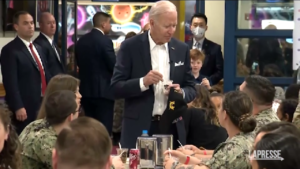 Usa: il presidente Biden visita le truppe alla base aerea di Osan, in Corea del Sud