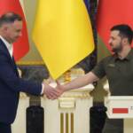 Ucraina, Mosca intensifica l’offensiva nel Donbass. Il presidente polacco vede Zelensky