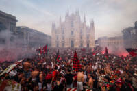 Serie A, il Milan vince lo scudetto: la festa dei tifosi rossoneri a Milano