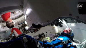 Spazio, gli astronauti della Iss aprono il portellone della capsula Boeing