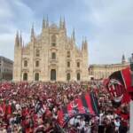 Scudetto, vince il Milan: piazza Duomo si tinge di rossonero
