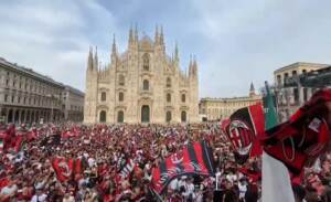Scudetto, vince il Milan: piazza Duomo si tinge di rossonero