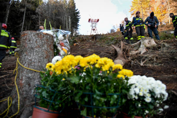 Strage funivia Mottarone, le operazioni di rimozione con elicottero della cabina precipitata