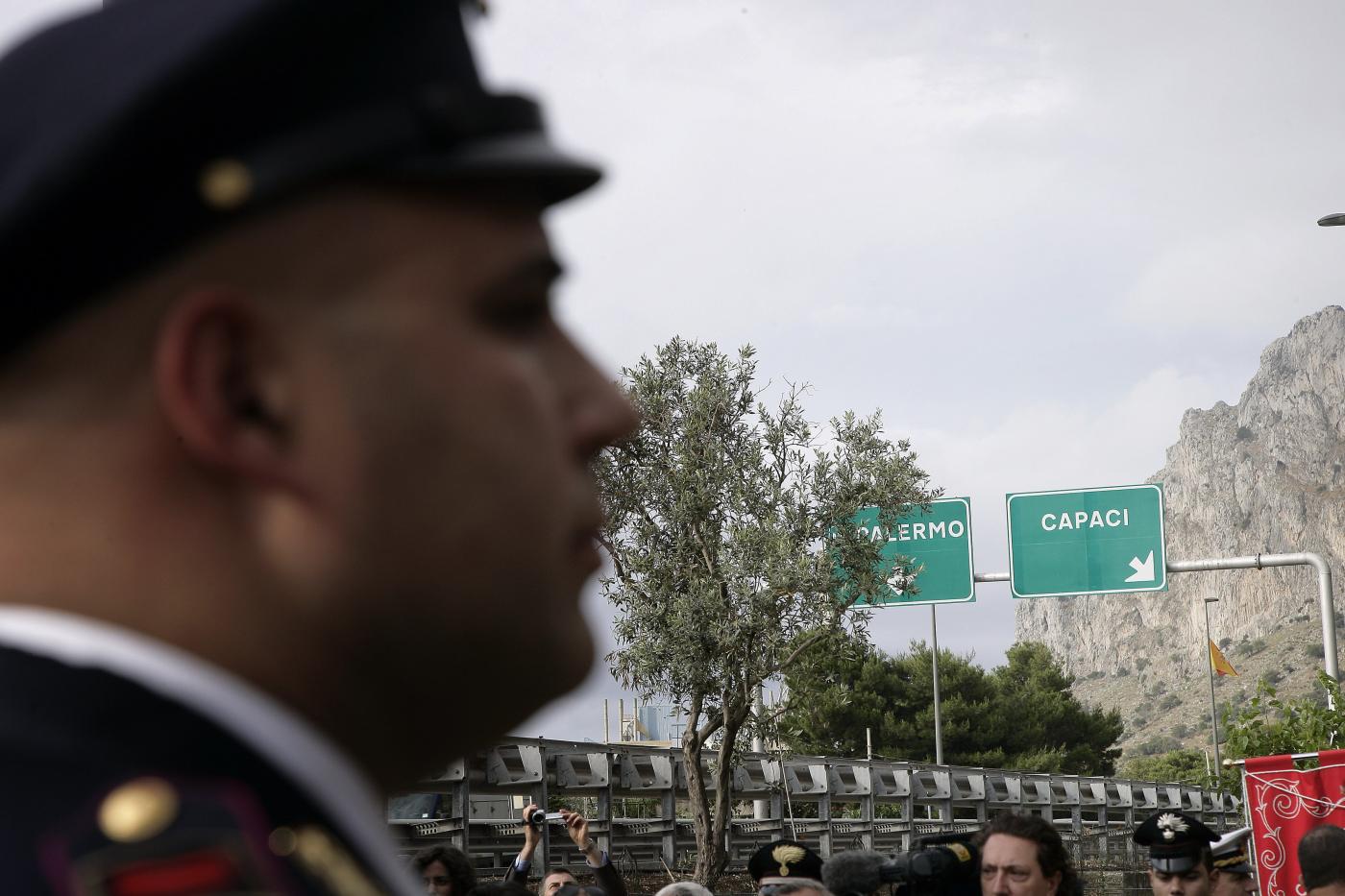 30 anni fa la strage di Capaci, la ministra Lamorgese depone una corona di fiori. Draghi: “Italia più libera e giusta grazie al coraggio di Falcone”