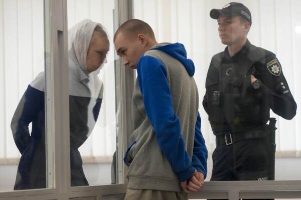 Ucraina, emessa la prima condanna per crimini di guerra: ergastolo al 21enne Vadim Shishimarin