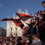 Milan, festa bis per lo scudetto: tifosi invadono piazza Duomo in attesa del bus con a bordo la squadra