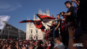 Milan, festa bis per lo scudetto: tifosi invadono piazza Duomo in attesa del bus con a bordo la squadra
