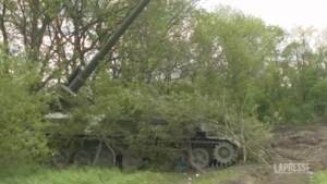 Ucraina, cannoni semoventi russi in azione contro le forze di Kiev