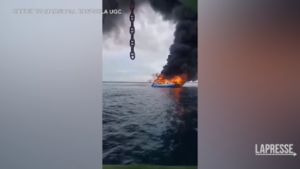 Filippine: traghetto con oltre 130 passeggeri a bordo va a fuoco, 7 morti
