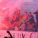 Milan, la sfilata tricolore: migliaia di tifosi accompagnano la squadra