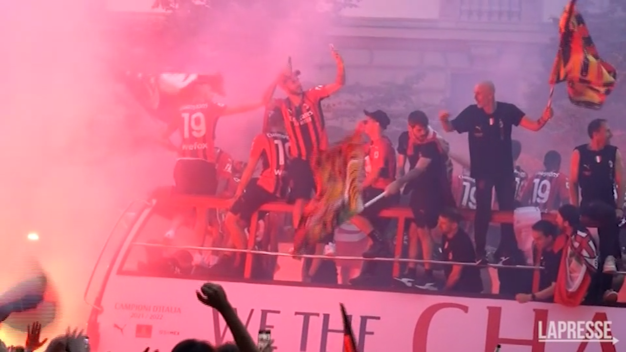 Milan La Sfilata Tricolore Migliaia Di Tifosi Accompagnano La Squadra