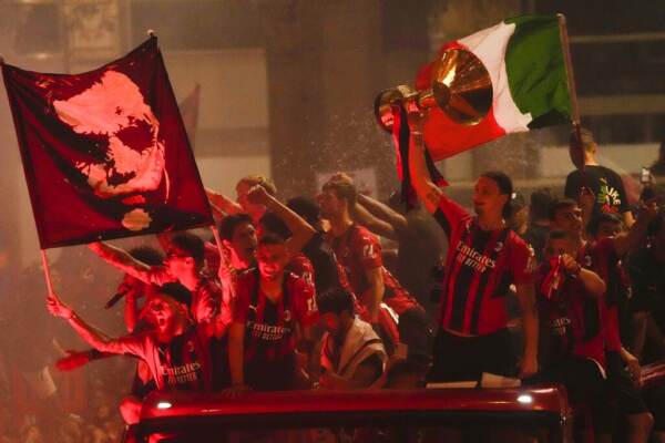 Calcio: Milano impazzita per lo scudetto del Milan, Ibra guida la festa