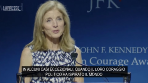 Ucraina, Zelensky premiato dalla Jfk Foundation: “Il suo coraggio sta ispirando il mondo”