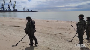Ucraina: a Mariupol le operazioni di sminamento dei soldati russi
