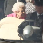 La Regina Elisabetta a sorpresa al Chelsea Flower Show di Londra a bordo di un caddy