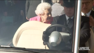 La Regina Elisabetta a sorpresa al Chelsea Flower Show di Londra a bordo di un caddy