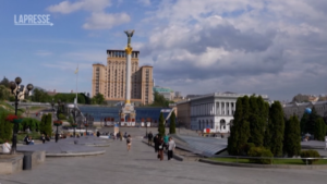 Ucraina, a tre mesi dall’inizio della guerra la vita a Kiev sembra essere tornata alla normalità