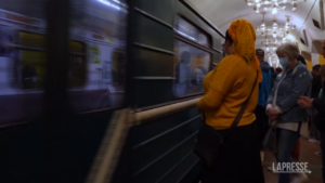 Ucraina, la metro di Kharkiv torna in servizio dopo 3 mesi di guerra