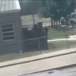 Sparatoria in Texas, il momento in cui l’attentatore entra nella scuola