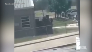 Sparatoria in Texas, il momento in cui l’attentatore entra nella scuola