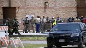 Usa, ragazzo 18enne spara in una scuola elementare: morti 19 bambini e due adulti. Biden: “Dobbiamo fermare la lobby delle armi”