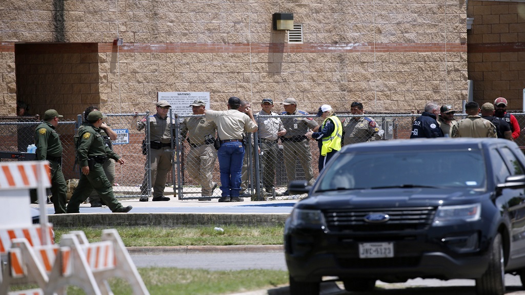 Usa, ragazzo 18enne spara in una scuola elementare: morti 19 bambini e due adulti. Biden: “Dobbiamo fermare la lobby delle armi”