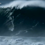 Portogallo, surfata un’onda di 26 metri: record mondiale per il tedesco Steudtner