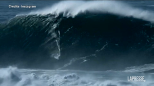 Portogallo, surfata un’onda di 26 metri: record mondiale per il tedesco Steudtner