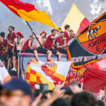 Per la Roma grande festa al Circo Massimo, 100mila in strada tra cori e bandiere