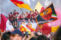 Conference League, la Roma festeggia la vittoria con i tifosi sul bus scoperto