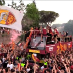 Conference League, Roma in trionfo: il pullman della squadra attraversa la capitale