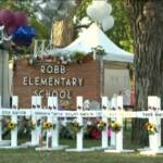 Sparatoria Texas, croci bianche davanti alla scuola per le vittime