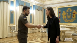 Ucraina, Zelensky riceve Sanna Marin a Kiev: “Grande segnale venire qui”
