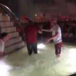 Conference League, i tifosi della Roma festeggiano tuffandosi nella fontana