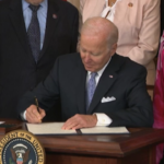 Usa, anniversario morte George Floyd: Biden firma ordine su uso forza polizia