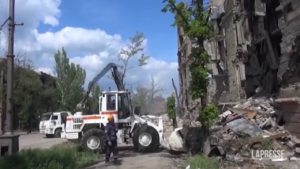 Mariupol: le forze russe ripuliscono la città dalle macerie