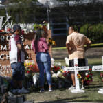 Usa: il raduno Nra a Houston con Trump e Abbott esaspera gli animi di un Paese diviso