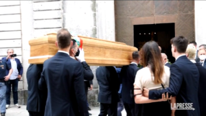 Addio a De Mita: il feretro arriva nella chiesa di Sant’Amato a Nusco
