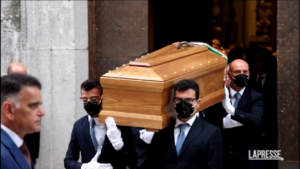 A Nusco l’ultimo saluto a De Mita: applausi all’uscita del feretro dalla chiesa