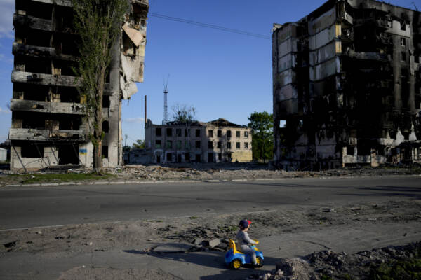 Ucraina, Putin: “Paesi ostili aggressivi. Kiev ha sabotato negoziati”. Zelensky sente Draghi: “Ci aspettiamo più armi da partner”. Salvini andrà in visita a Mosca