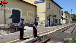 Tentano di far deragliare treno nel Catanese, denunciati sei minori