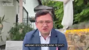 Ucraina, Kuleba: “Abbiamo bisogno di armi pesanti, in questo la Russia è migliore di noi”