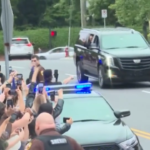 Processo Depp-Heard, tifo da stadio fuori dal tribunale