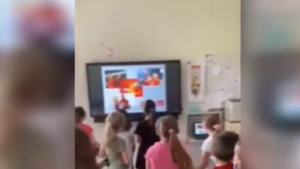 Roma: la maestra fa cantare ai bimbi l’inno giallorosso, proteste dei genitori
