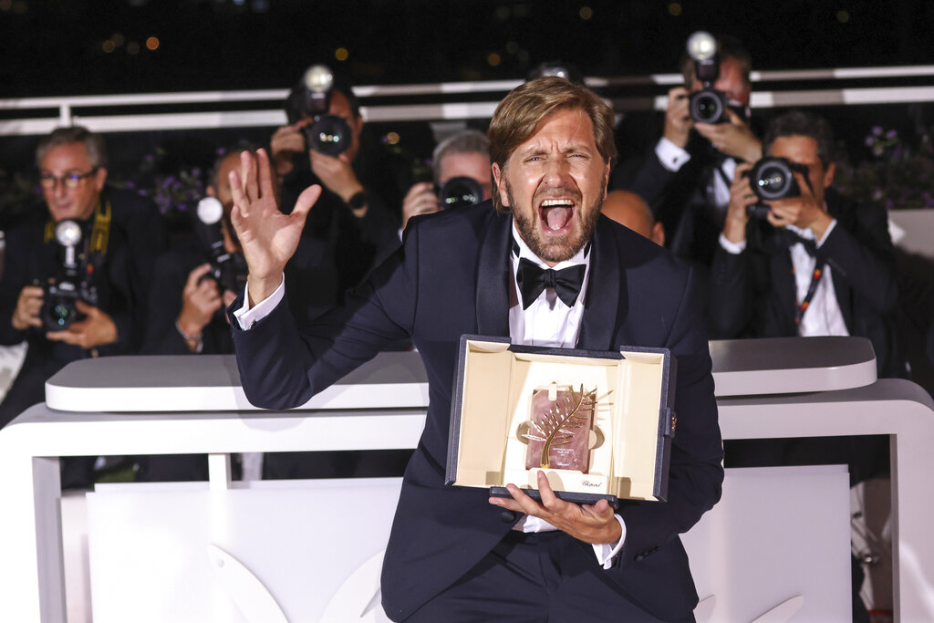 Festival di Cannes: ‘Triangle of Sadness’ di Ruben Ostlund vince la Palma d’Oro Festival di Cannes: ‘Triangle of Sadness’ di Ruben Ostlund vince la Palma d’Oro