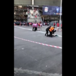 Champions League, i tifosi del Liverpool entrano allo stadio scavalcando i cancelli